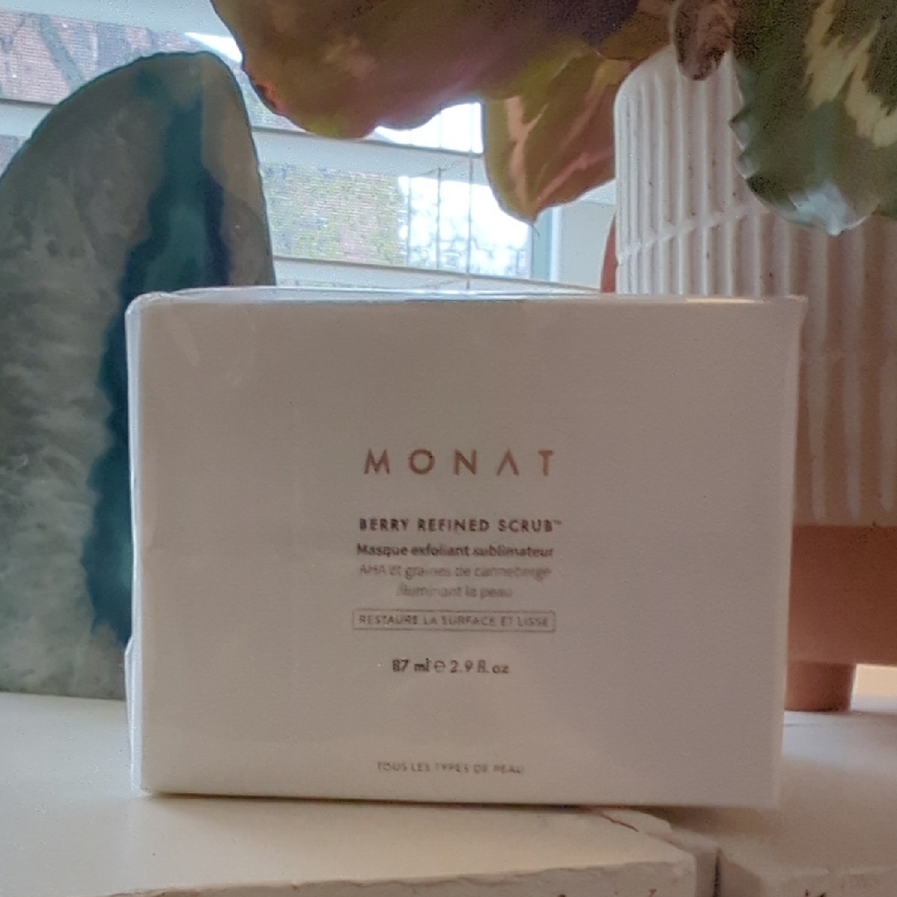 Monat Berry Refined Scrub